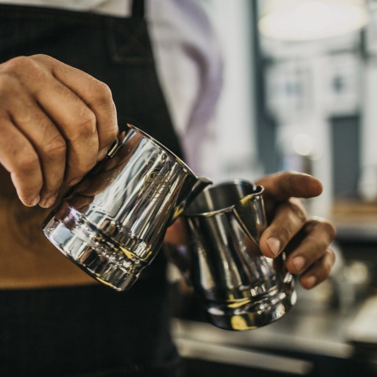 latte-art-paris.jpg Barista professionnel Bacio préparant un cappuccino avec latte art italien authentique.
